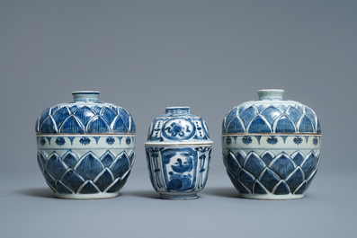 Drie Chinese blauw-witte dekselkommen, Wanli