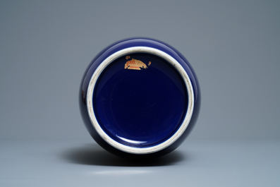 Un vase en porcelaine de Chine bleu monochrome, 19&egrave;me