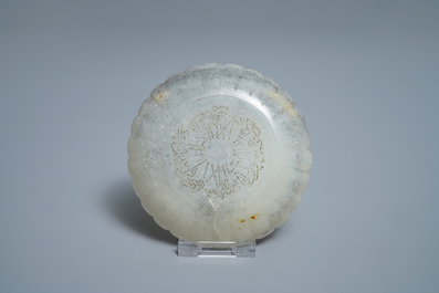 A Chinese incised Mughal style chalcedony 'chrysanthemum' dish, 19th C.