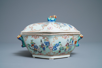 Une terrine de forme hexagonale sur son support en porcelaine de Chine famille rose, Qianlong