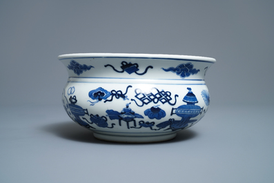 Een Chinese blauw-witte wierookbrander met kostbaarheden, Kangxi
