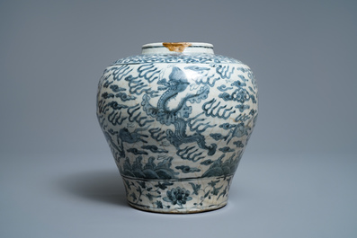 Un vase en porcelaine de Chine en bleu et blanc, Ming