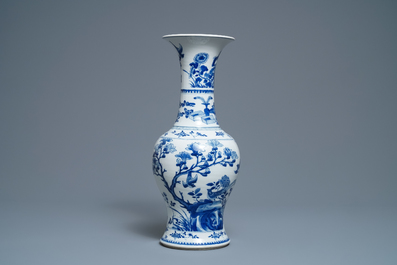 Un vase en porcelaine de Chine en bleu et blanc, Kangxi