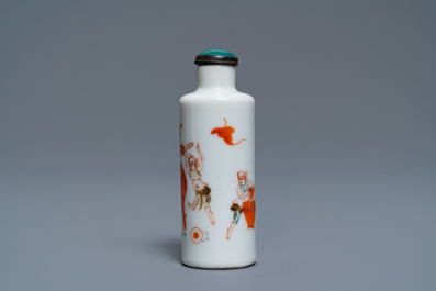 Une tabati&egrave;re en porcelaine de Chine famille verte &agrave; d&eacute;cor de Zhong Kui, 19&egrave;me