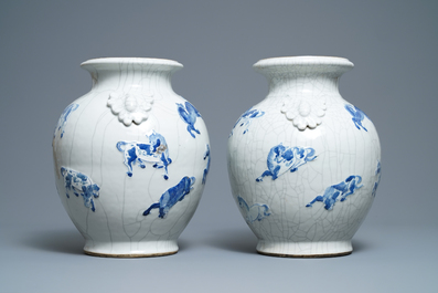 Une paire de vases en porcelaine de Chine en bleu et blanc dite 'de Nankin', 19&egrave;me