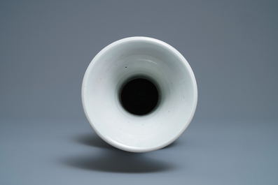Un vase en porcelaine de Chine en bleu et blanc, Kangxi
