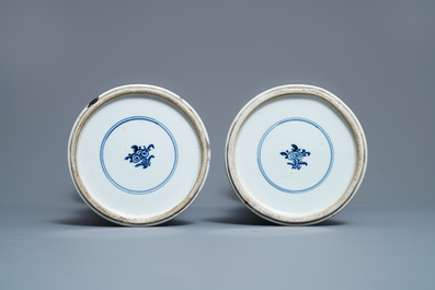 Een groot Chinees blauw-wit vijfdelig kaststel met floraal decor, Kangxi