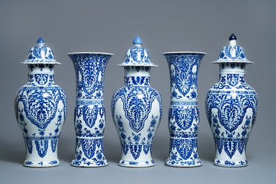 Een groot Chinees blauw-wit vijfdelig kaststel met floraal decor, Kangxi