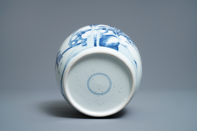 Un pot &agrave; gingembre en porcelaine de Chine en bleu et blanc &agrave; d&eacute;cor figuratif, Kangxi