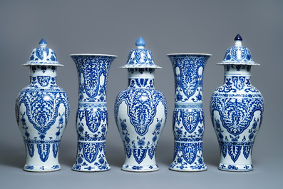 Een groot Chinees blauw-wit vijfdelig kaststel met floraal decor, Kangxi