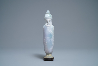 Een Chinese jade dekselvaas met reli&euml;fdecor van onsterfelijken, 19e eeuw