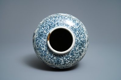 Un vase en porcelaine de Chine en bleu et blanc, Ming