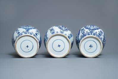 Een groot Chinees blauw-wit vijfdelig kaststel met floraal decor, Kangxi