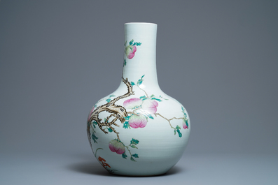 Een Chinese famille rose 'perziken' vaas, Qianlong merk, 19e eeuw