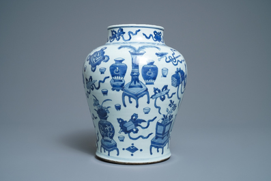Een Chinese blauw-witte balustervaas met antiquiteiten, Kangxi