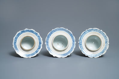 Een groot Chinees blauw-wit vijfdelig kaststel met floraal decor, Kangxi