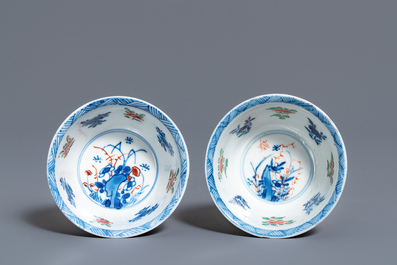 Une paire de tasses et soucoupes en porcelaine de Chine famille noire, Kangxi