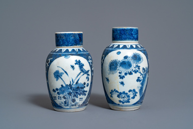 Une paire de pots couverts en porcelaine de Chine en bleu et blanc, &eacute;pave du Hatcher cargo, &eacute;poque Transition