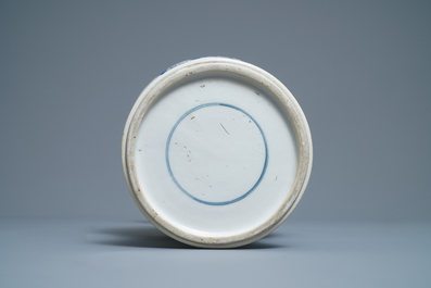 Un vase en porcelaine de Chine en bleu et blanc, Kangxi