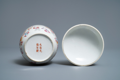 Een Chinese famile rose dekselkom met decor van het lentefestival, Guangxu merk, 19/20e eeuw