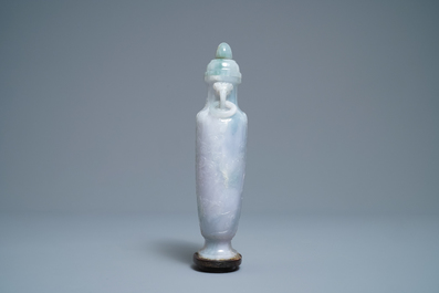 Een Chinese jade dekselvaas met reli&euml;fdecor van onsterfelijken, 19e eeuw