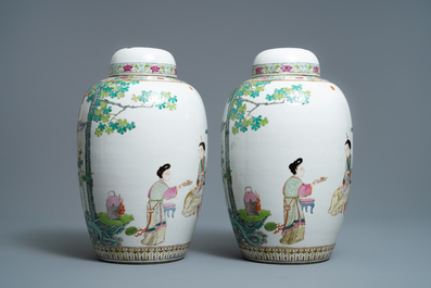 Une paire de vases couverts en porcelaine de Chine famille rose, 19/20&egrave;me