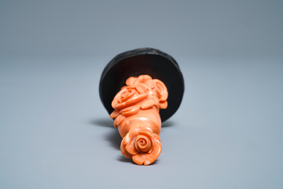 Une tabati&egrave;re en corail rouge &agrave; d&eacute;cor de roses, Chine, 19/20&egrave;me