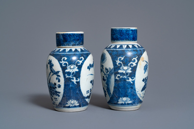 Une paire de pots couverts en porcelaine de Chine en bleu et blanc, &eacute;pave du Hatcher cargo, &eacute;poque Transition