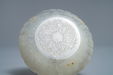A Chinese incised Mughal style chalcedony 'chrysanthemum' dish, 19th C.