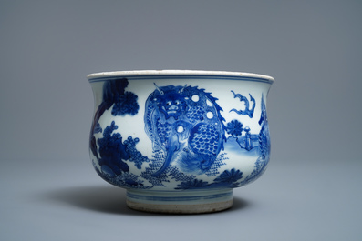 Un br&ucirc;le-parfum en porcelaine de Chine en bleu et blanc, &eacute;poque Transition