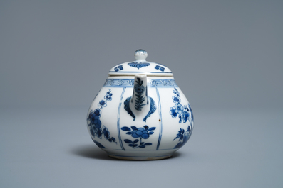 Une th&eacute;i&egrave;re en porcelaine de Chine en bleu et blanc, Kangxi