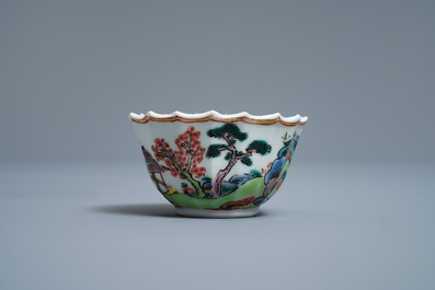 Une tasse et soucoupe en porcelaine de Chine famille rose &agrave; d&eacute;cor de p&ecirc;cheurs, Yongzheng