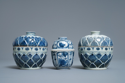 Drie Chinese blauw-witte dekselkommen, Wanli