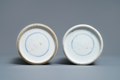 Une paire de vases de forme rouleau en porcelaine de Chine en bleu et blanc, Kangxi