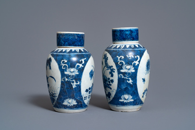 Une paire de pots couverts en porcelaine de Chine en bleu et blanc, &eacute;pave du Hatcher cargo, &eacute;poque Transition