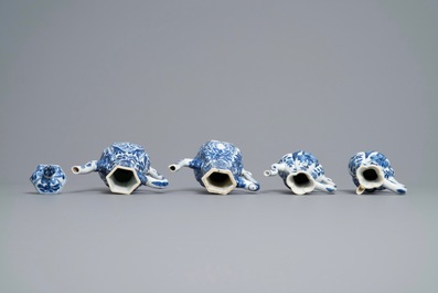 Vier Chinese blauw-witte kannen, Kangxi