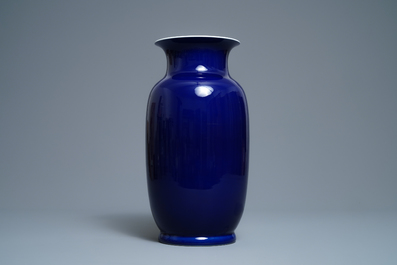 Un vase en porcelaine de Chine bleu monochrome, 19&egrave;me