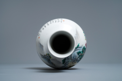 Een Chinese famille rose vaas met landschapsdecor, gesign. Zhang Zhitang (1893-1971), gedat. 1948