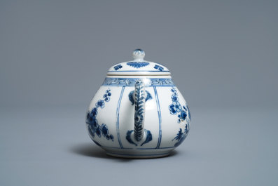 Une th&eacute;i&egrave;re en porcelaine de Chine en bleu et blanc, Kangxi