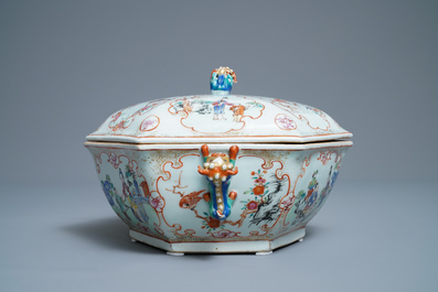 Une terrine de forme hexagonale sur son support en porcelaine de Chine famille rose, Qianlong