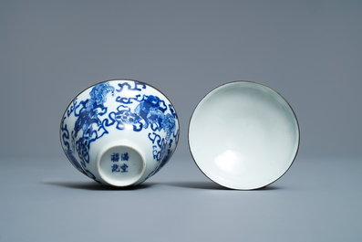 A Chinese blue and white Vietnamese market 'Bleu de Hue' covered bowl and saucer, 19th C.