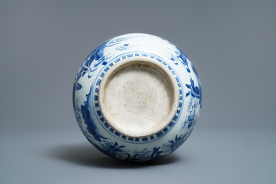 Un br&ucirc;le-parfum en porcelaine de Chine en bleu et blanc, &eacute;poque Transition