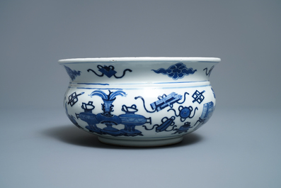 Een Chinese blauw-witte wierookbrander met kostbaarheden, Kangxi