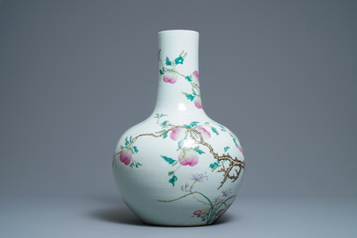 Een Chinese famille rose 'perziken' vaas, Qianlong merk, 19e eeuw