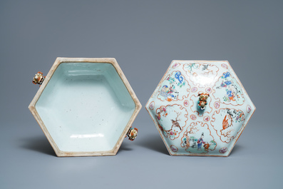 Une terrine de forme hexagonale sur son support en porcelaine de Chine famille rose, Qianlong