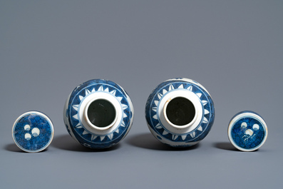 Une paire de pots couverts en porcelaine de Chine en bleu et blanc, &eacute;pave du Hatcher cargo, &eacute;poque Transition