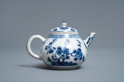 Une th&eacute;i&egrave;re en porcelaine de Chine en bleu et blanc, Kangxi