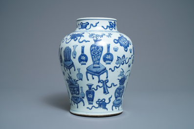 Een Chinese blauw-witte balustervaas met antiquiteiten, Kangxi