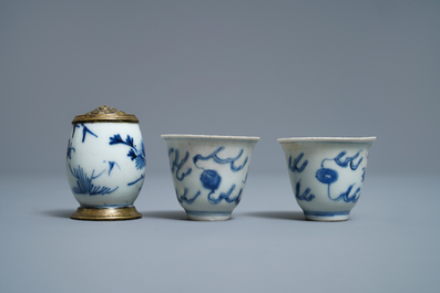 Une collection en porcelaine de Chine et Japon en bleu et blanc, Ming et apr&egrave;s