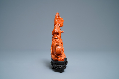 Un groupe en corail rouge figurant Guanyin sur un &eacute;l&eacute;phant, Chine, 19&egrave;me